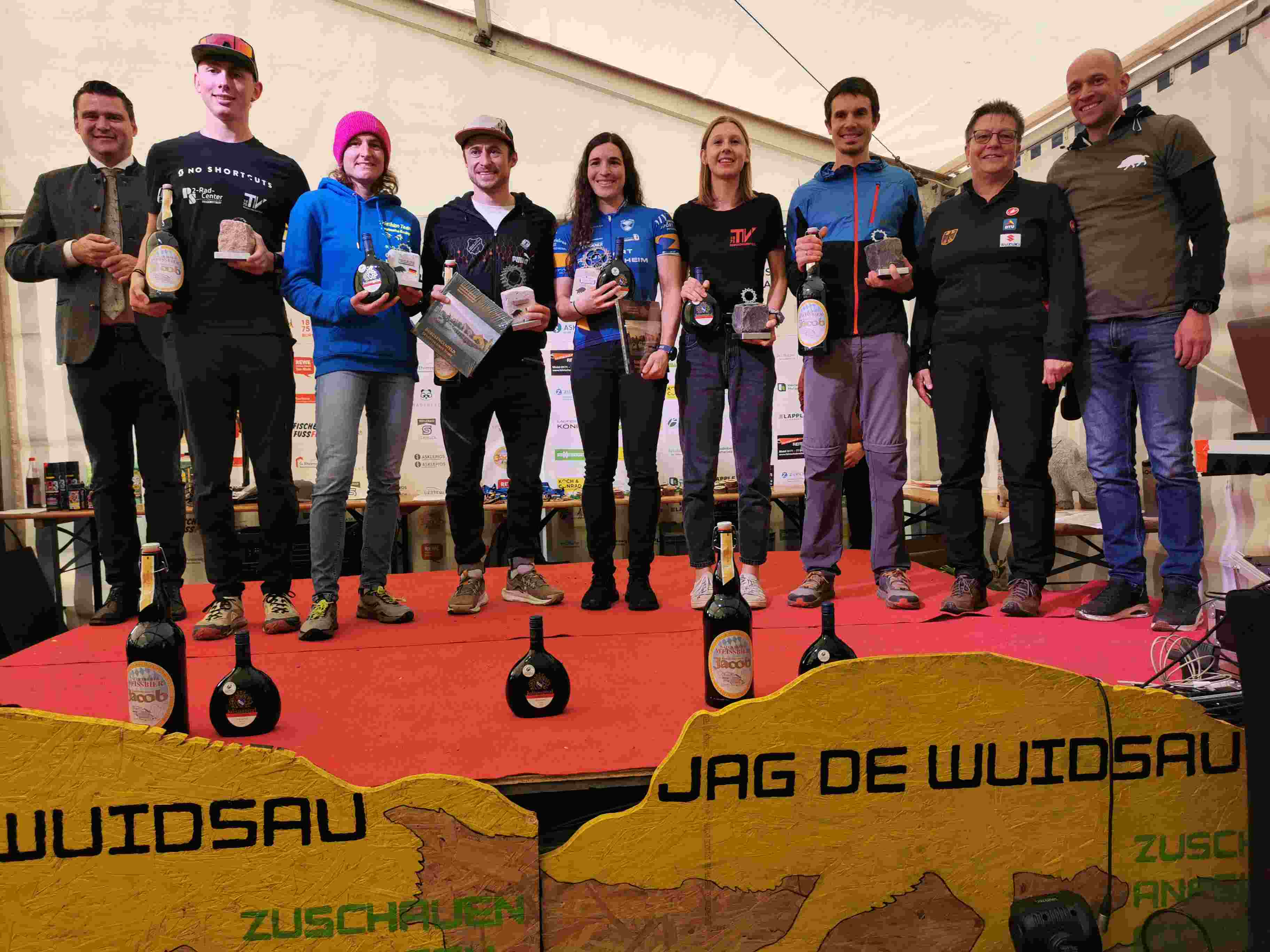 Die Deutschen Meister im Crosstriathlon mit Landrat Thomas Ebeling
(links), DTU Jugendwartin Heike Rockahr (rechts) und Orgachef
Thomas Kerner