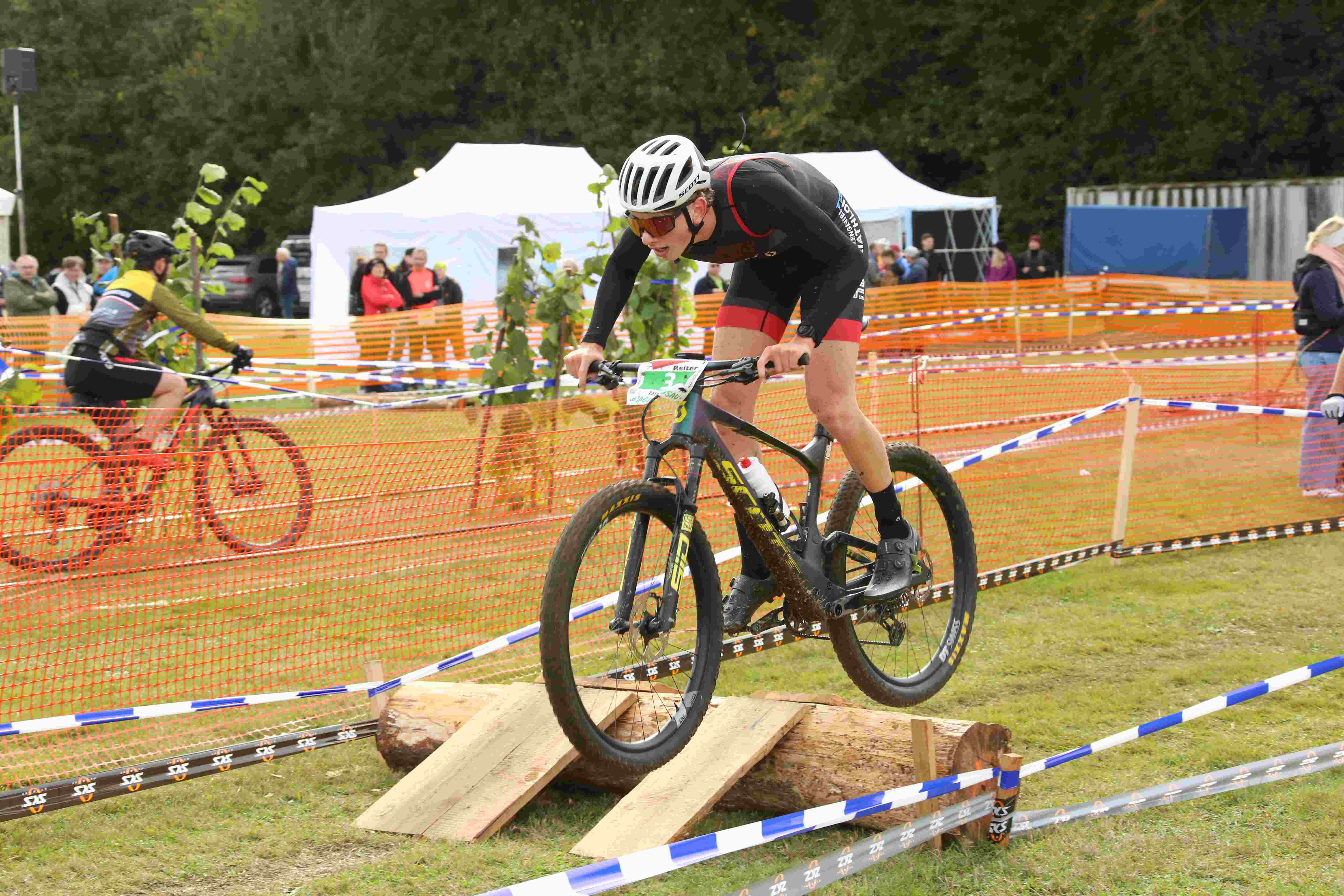 Mit Volldampf durch den Hinders Parcours der DM
Zweite Michi Fuchs (TV Burglengenfeld)