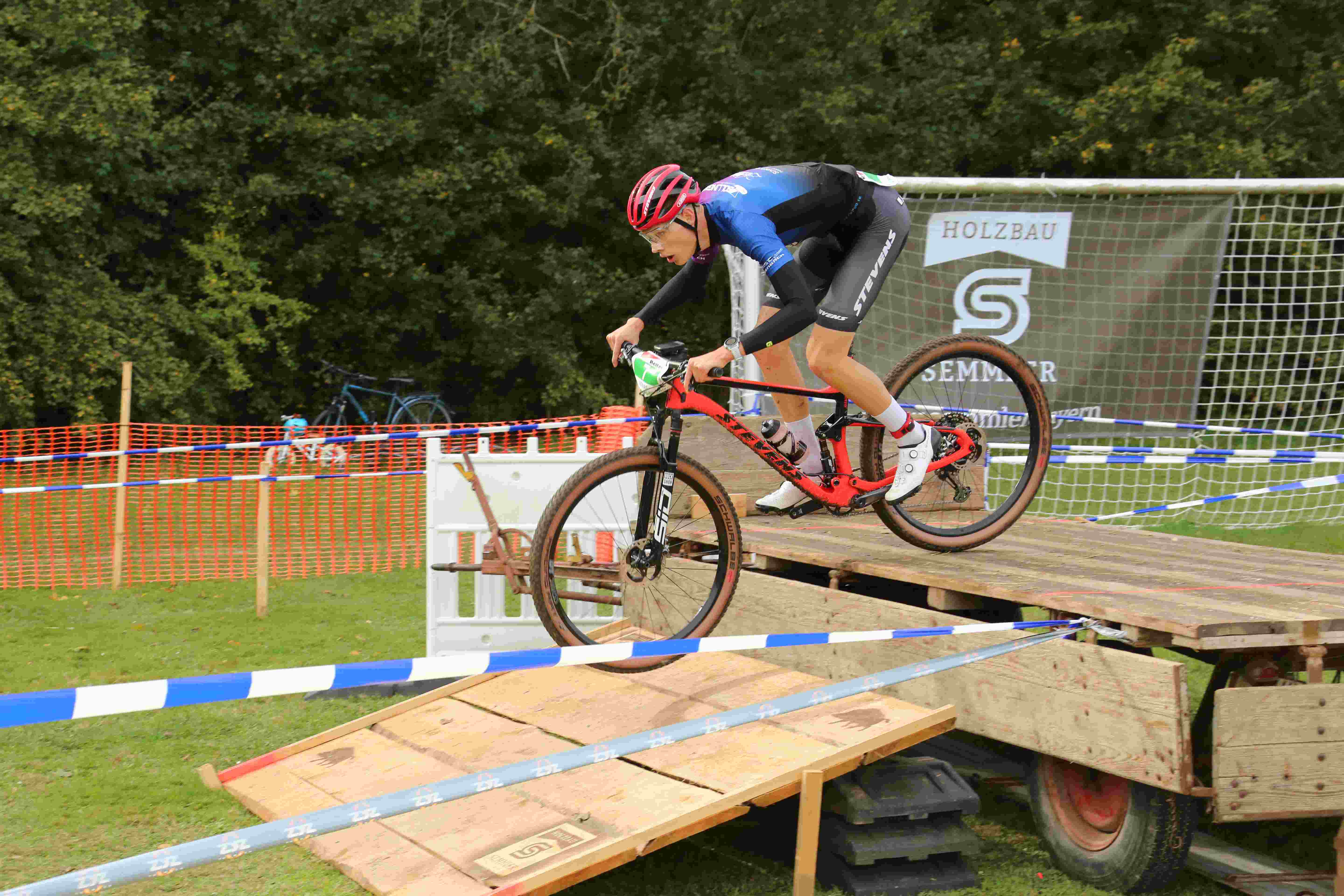 Allen davon brauste der neue Mr. Wuidsau Tobias
König auf dem MTB