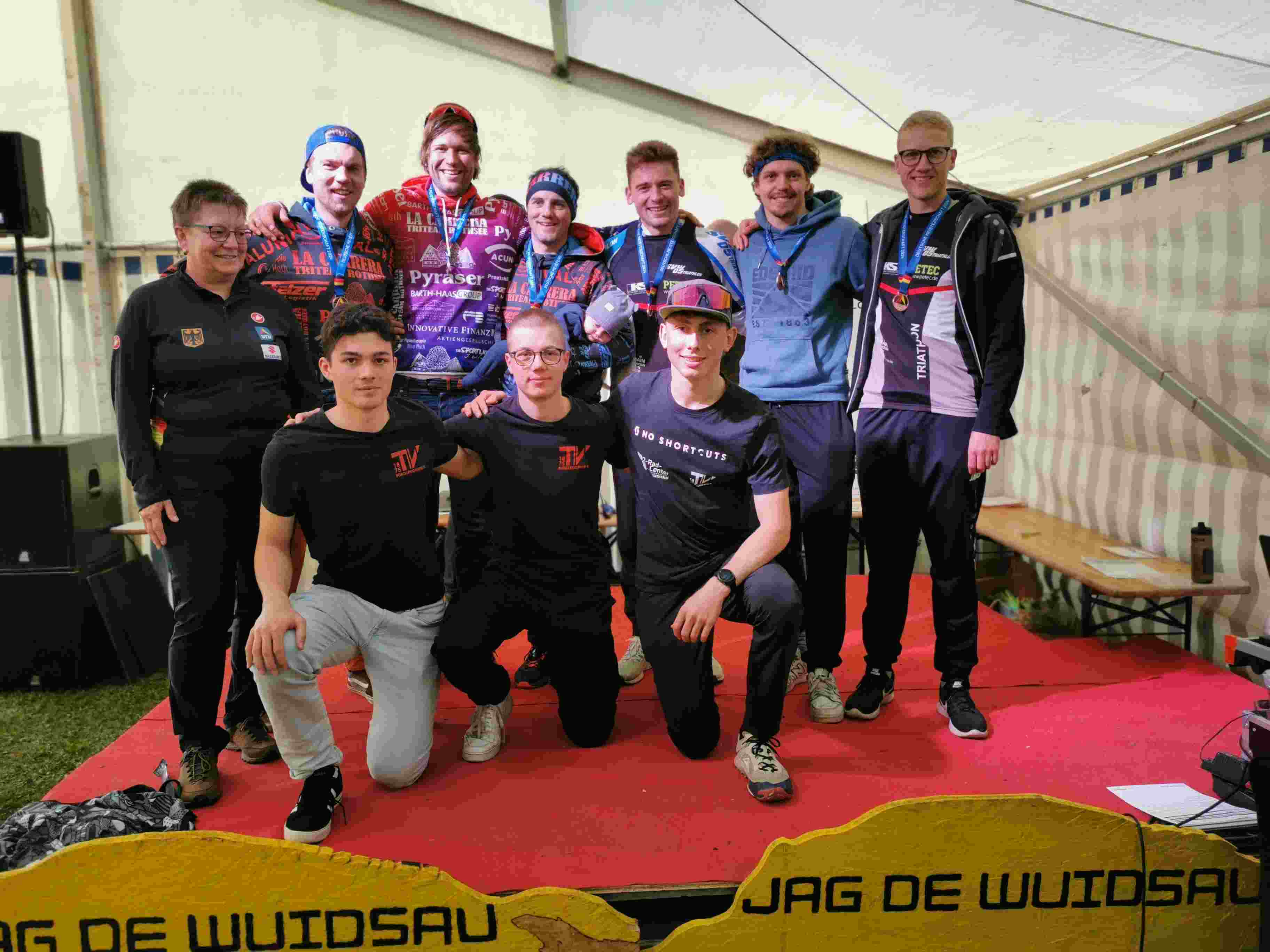 Die Titelträger der Deutschen Meister im Crosstriathlon in der
Teamwertung mit DTU Jugendwartin Heike Rockahr (vorne der
Deutsche Meister 2024 der TV Burglengenfeld, links die Vizemeister
das La Carrera Team Rothsee und rechts die Dritten der SV Würzburg
05