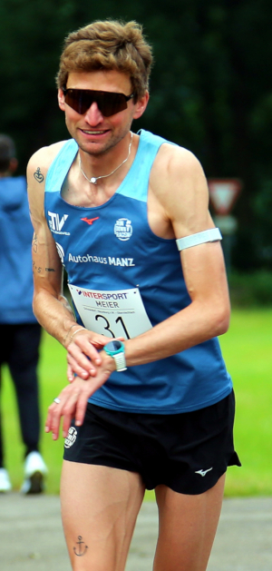 Erik Hille läuft im Alleingang 1.06.14 Stunden über die 21.1 km