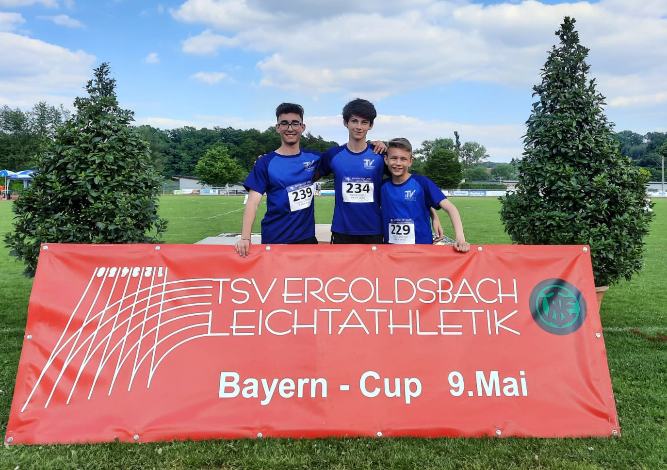  Fabian Störzer, Amadeus Wolf und Vinzent Brodhag hinter den Bayern Cup Banner